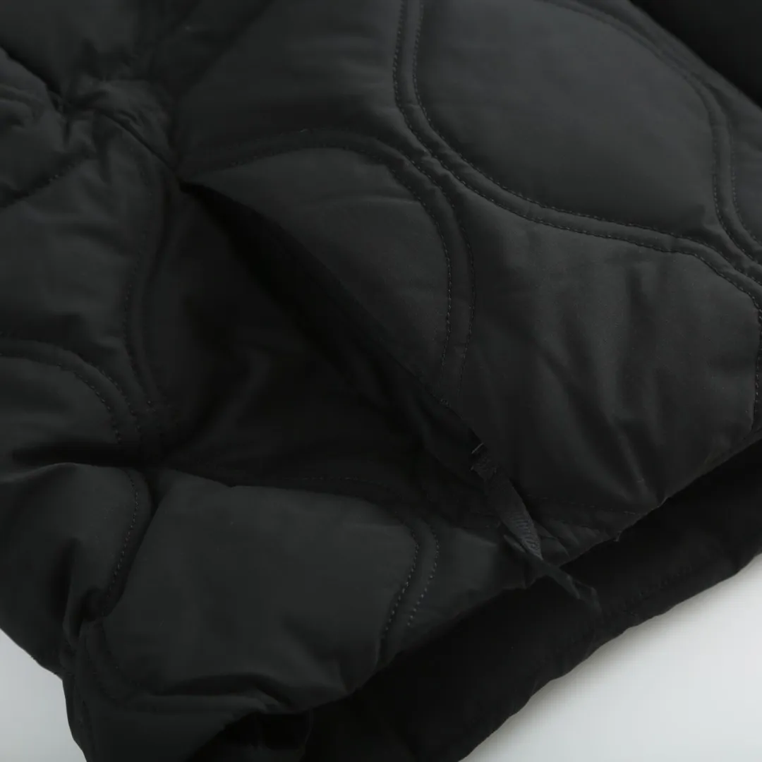 P1060 Canada Goose hooded down jacket fabric selection; nylon fabric is known for its high strength, excellent wear and tear resistance, and excellent durability. At the same time, it is light in texture, easy to move, and has excellent water-repellent function, which can effectively deal with light rain and humidity. Technology: Double-needle quilting technology is used. Double-needle quilting technology is a sophisticated sewing technology. Its core feature is to use two needles to quilt at the same time to form two parallel stitches. This design not only makes the quilting lines visually more three-dimensional, regular and refined, but more importantly, it greatly enhances the firmness of the sewing. The double lines in parallel form a more stable structure, which can effectively lock the internal filling and significantly prevent it from shifting, accumulating or velveting during wearing or washing, thereby ensuring that the thermal insulation layer is evenly distributed without cold spots, and comprehensively improves the durability and thermal efficiency of the product.    High-quality filling: It is filled with 90% selected white duck down, weighing 170g, ensuring fluffy rebound, lightness and warmth.  Accessories: one-to-one customized three-standard, one-to-one customized zipper, one-to-one customized hardware